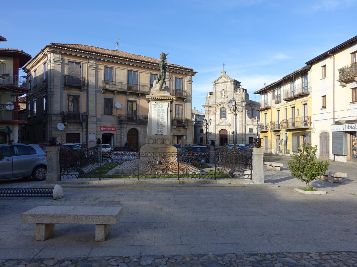 Serra San Bruno, Huser und Denkmal am Corso Umberto I. (09.04.2024)