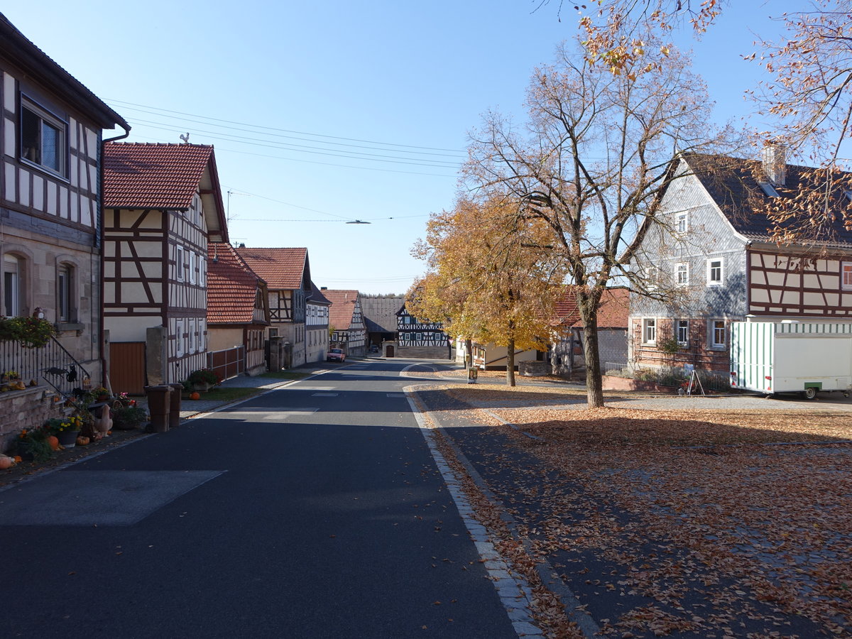 Serrfeld, Fachwerkhuser aus dem 19. Jahrhundert in der Strae zur Kirchenburg (15.10.2018)