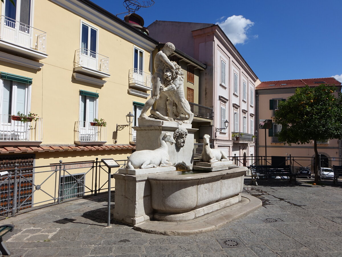 Sessa Aurunca, Fontana del Ercole oder Herkulesbrunnen an der Piazza Umberto I. (21.09.2022)