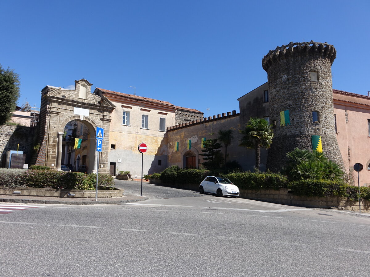 Sessa Aurunca, Porta Capucchini, erbaut im 15. Jahrhundert (21.09.2022)