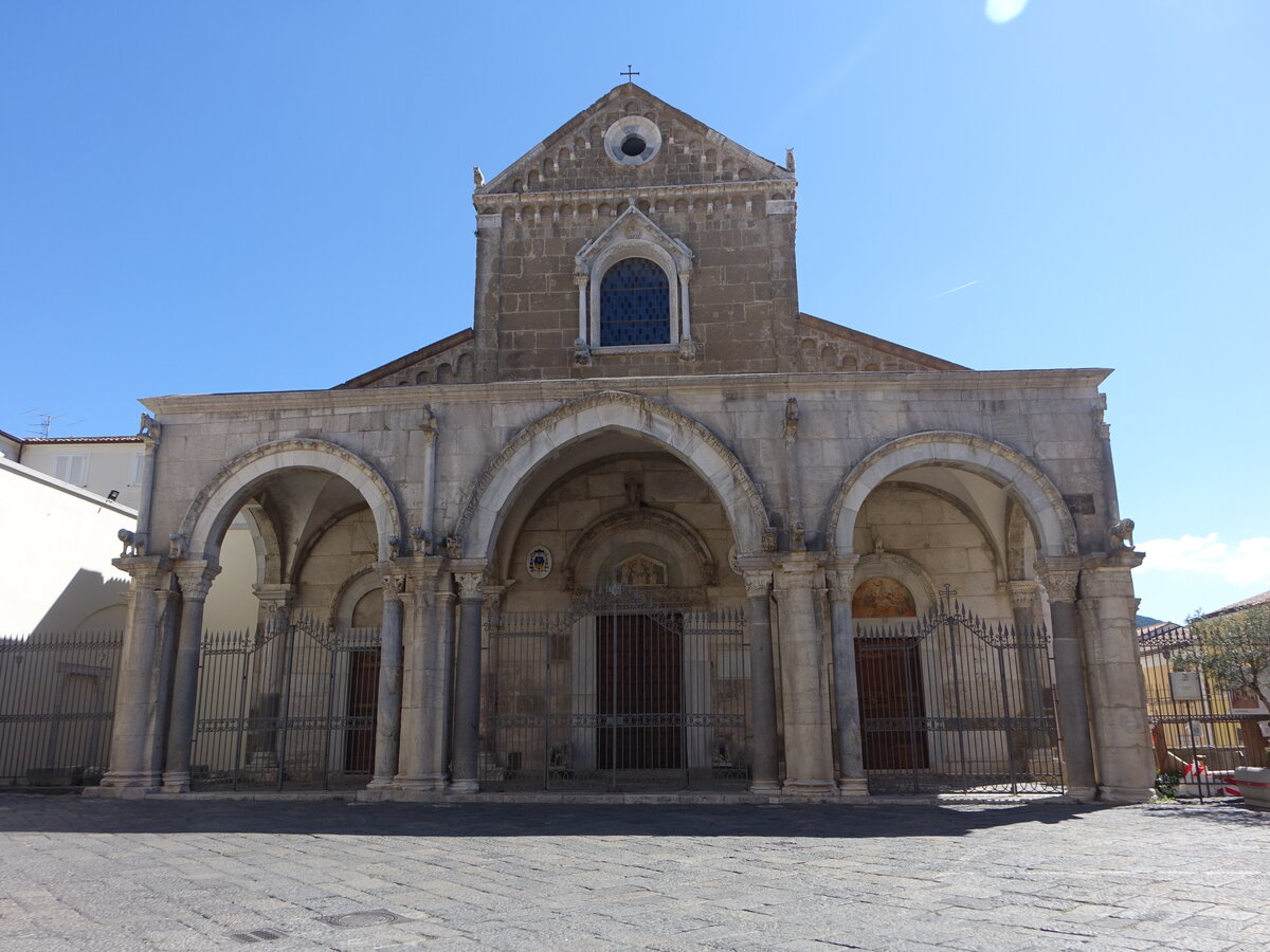 Sessa Aurunca, romanischer Dom San Pietro, erbaut bis 1113, dreibogiger Portikus in campanischem Stil aus dem 13. Jahrhundert (21.09.2022)