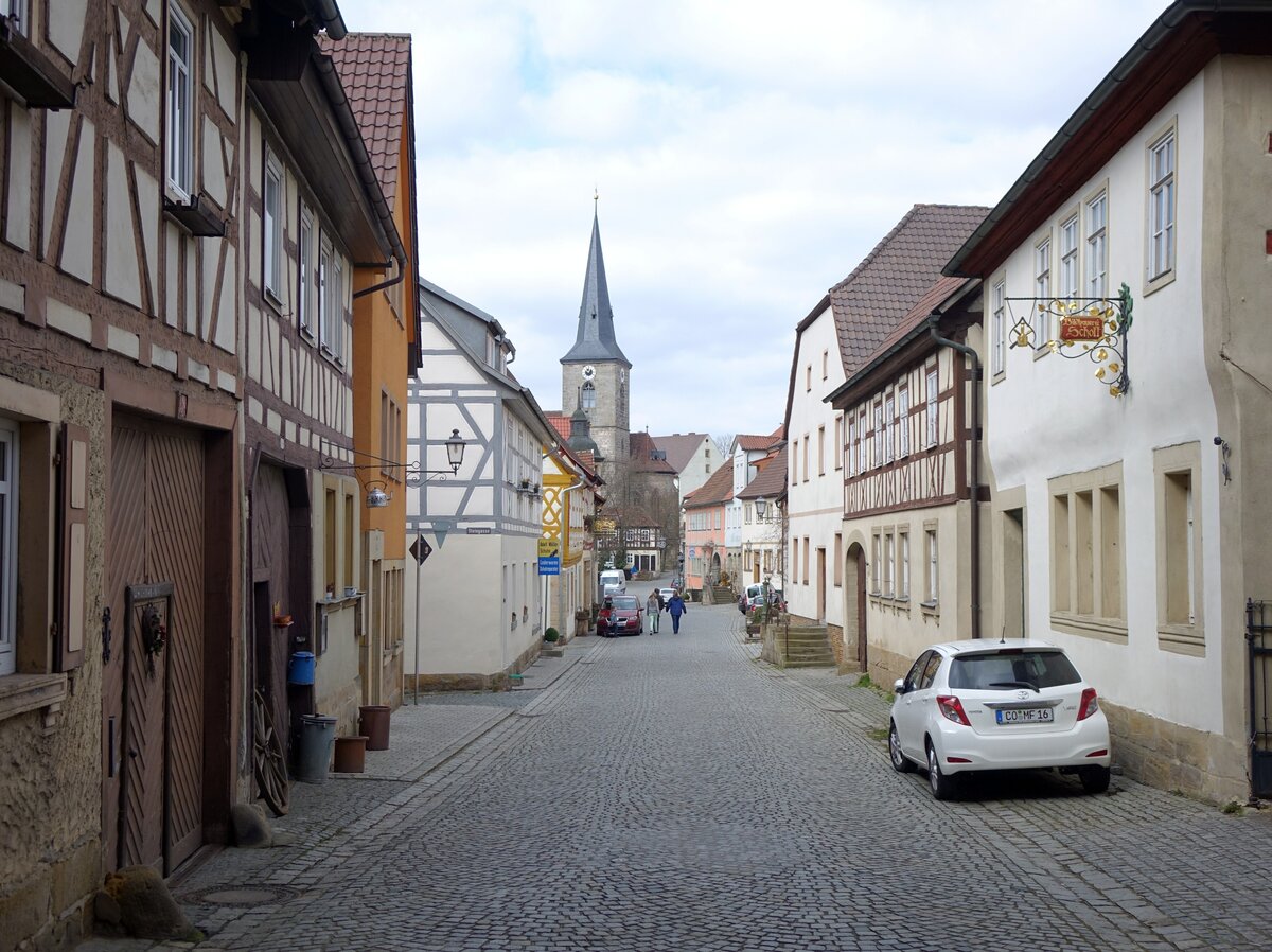 Selach, Huser in der Luitpoldstrae mit Blick auf die St. Johannes Kirche (24.03.2016)