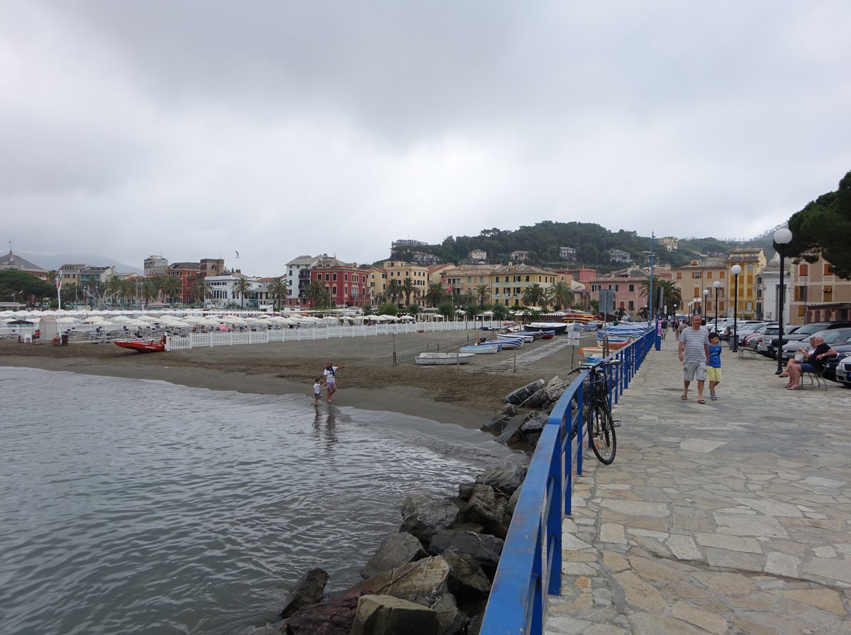 Sestri Levante, Ausblick auf den Strand entlang der Via Vittoro Veneto (15.06.2019)