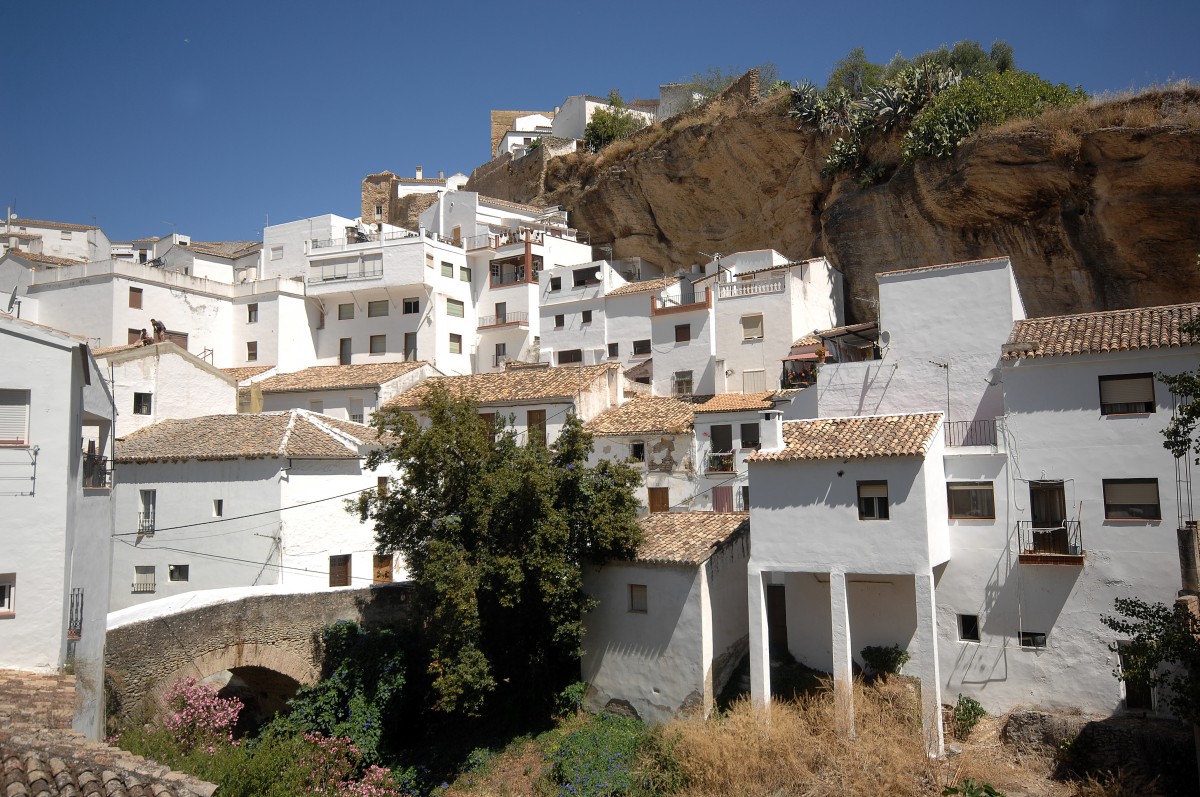 Setenil de las Bodegas in Andalusien. Aufnahme: Juli 2013.