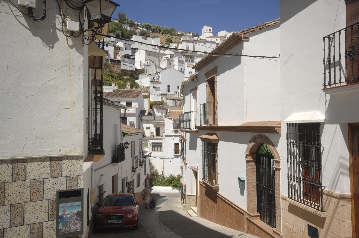 Setenil de las Bodegas in Andalusien. Aufnahme: Juli 2013.