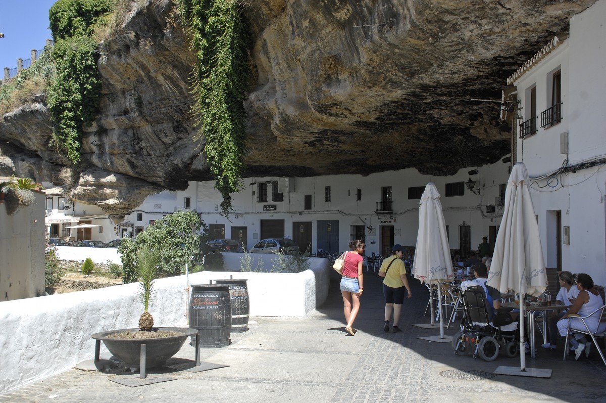 Setenil de las Bodegas (Pueblos blancos) - Andalusien. Aufnahmedatum: 15. Juli 2014.