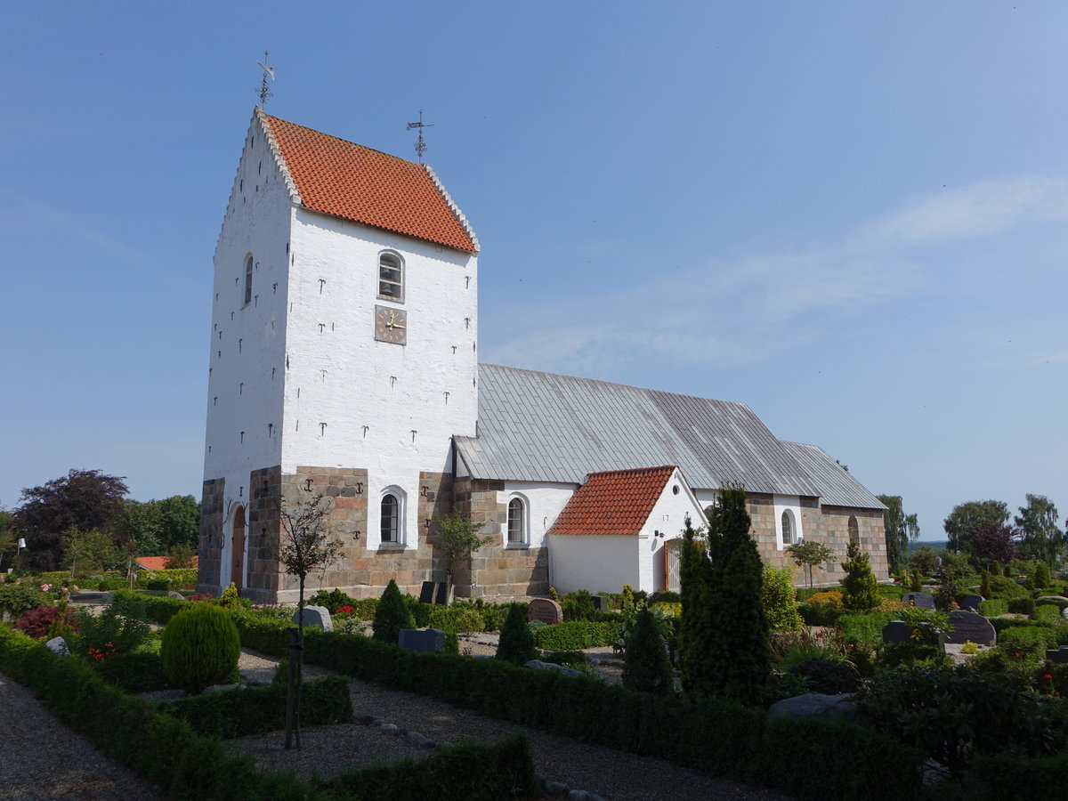 Sevel, romanische Ev. Kirche am Klostervej, erbaut um 1200 (25.07.2019)