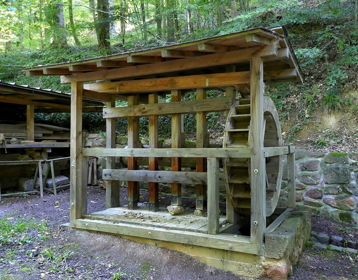 Sexau-Eberbchle, Nachbau eines mit Wasserkraft betriebenen, historischen Pochwerkes zur Zerkleinerung des Erzes, steht am Eingang zum Silberbergerk  Caroline , Sept.2019