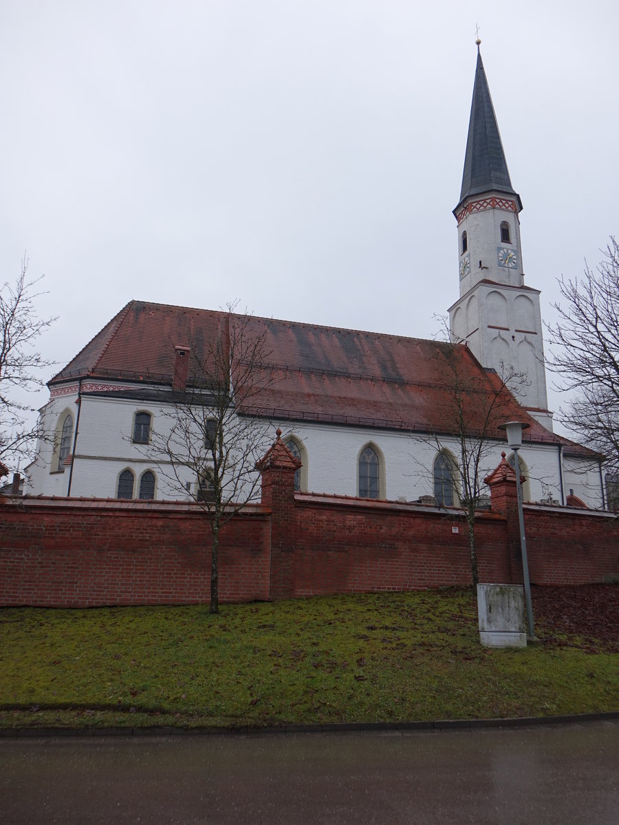 Seyboldsdorf, St. Johannes Kirche, Saalkirche mit angebautem Seitenschiff und Westturm, sptgotische Anlage der zweiten Hlfte 15. Jahrhundert, Spitzhelm von 1865, Langhaus erweitert von 1903 bis 1912 (24.12.2016)