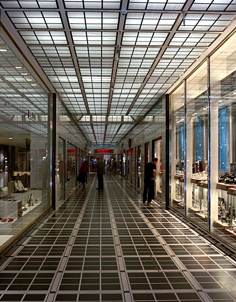 Shoppingcenter an der Königsallee in Düsseldorf. Aufnahme: Mai 2007.