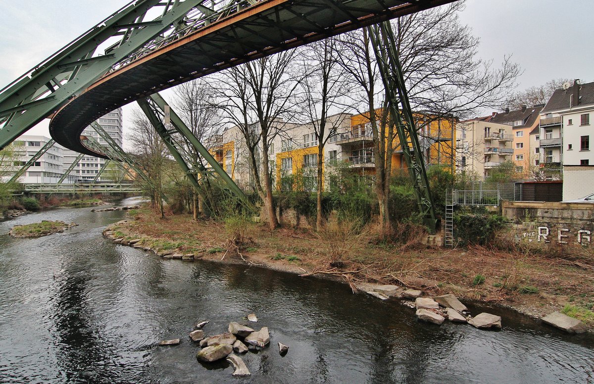 Sicht von der Brcke Moritzstrae in Richtung Robert-Daum-Platz in Wuppertal. Aufnahmedatum: 09.04.2019