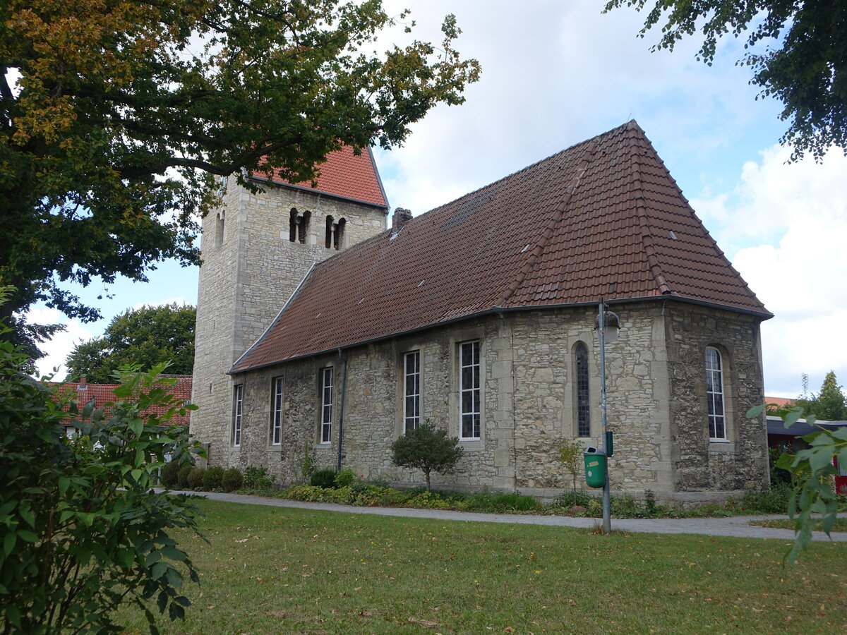 Sickte, evangelische St. Petri Kirche, romanischer Kirchturm, sp�tgotisches Langhaus (14.09.2025)