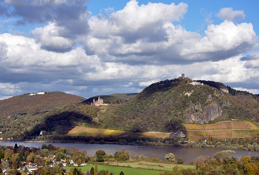 Siebengebirge mit den 3 markanten Gebuden. Links Hotel Petersberg (dient auch als Gstehaus der Bundesregierung), mittig Schloss Drachenburg (1882 bis 1884 erbaut) und rechts Burg Drachenfels (Burgruine und Drachenfelsrestaurant) - 30.10.2013