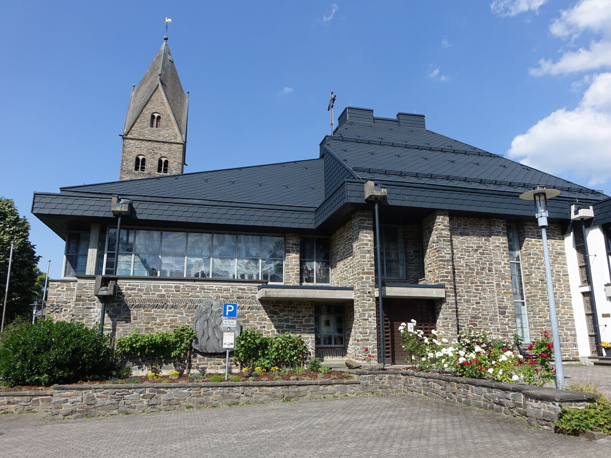 Siedlinghausen, Pfarrkirche St. Johannes, Kirchturm von 1893, Kirche erbaut 1981 (25.06.2026)