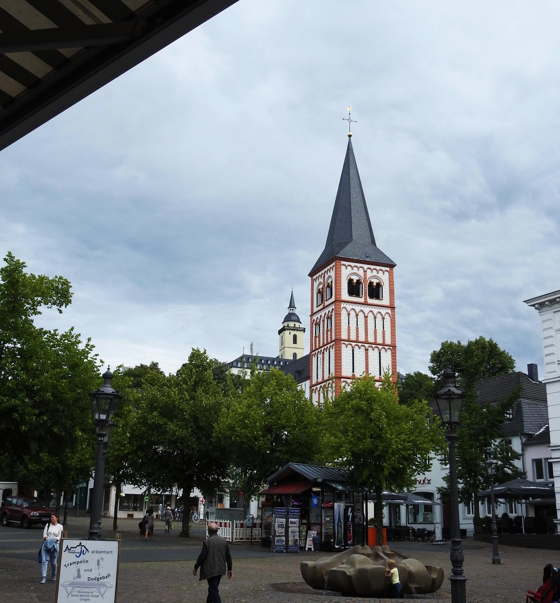 SIEGBURG-MARKTPLATZ
Vom Marktplatz aus hat man den Blick auf ST. SERVATIUS im Vordergrund,die lteste Siegburger Kirche
und den Turm der Klosterkirche auf dem MICHAELSBERG links daneben,am 28.7.2017...