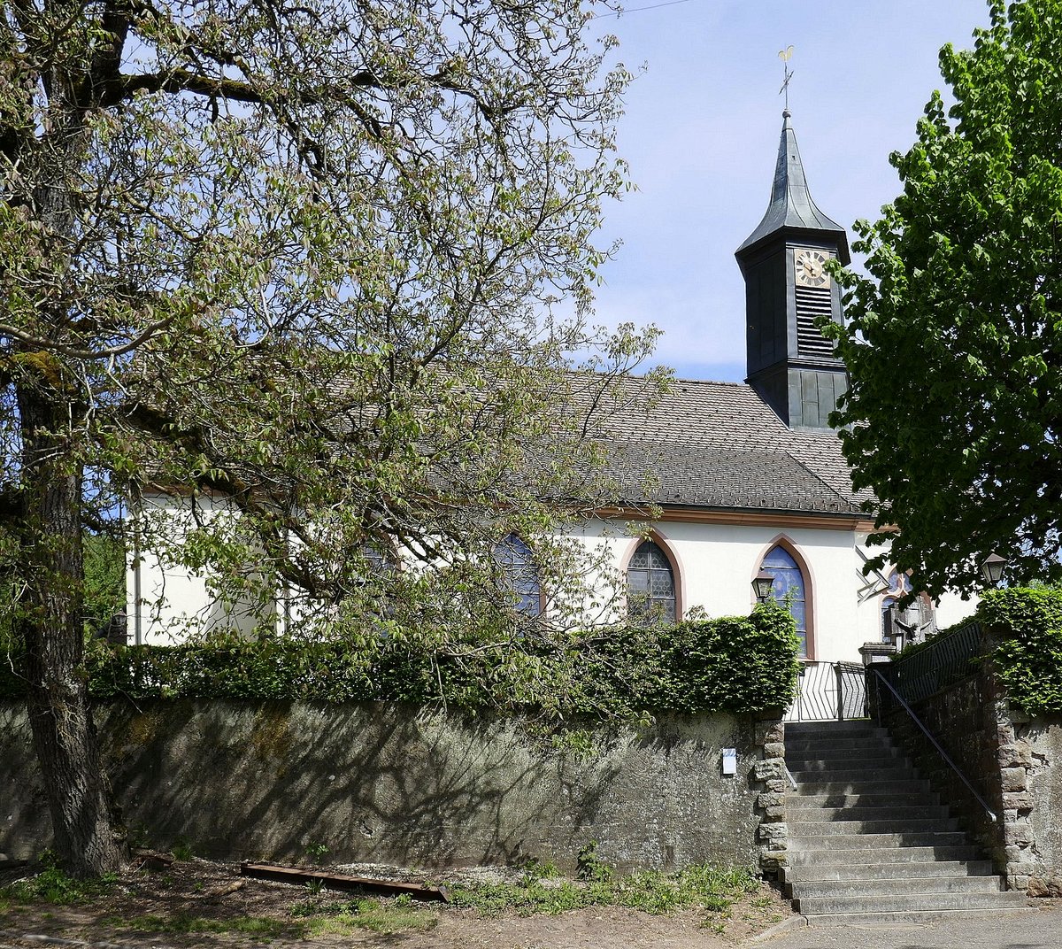 Siegelau, Aufgang zum Friedhof und zur Kirche St.Vitus, April 2020