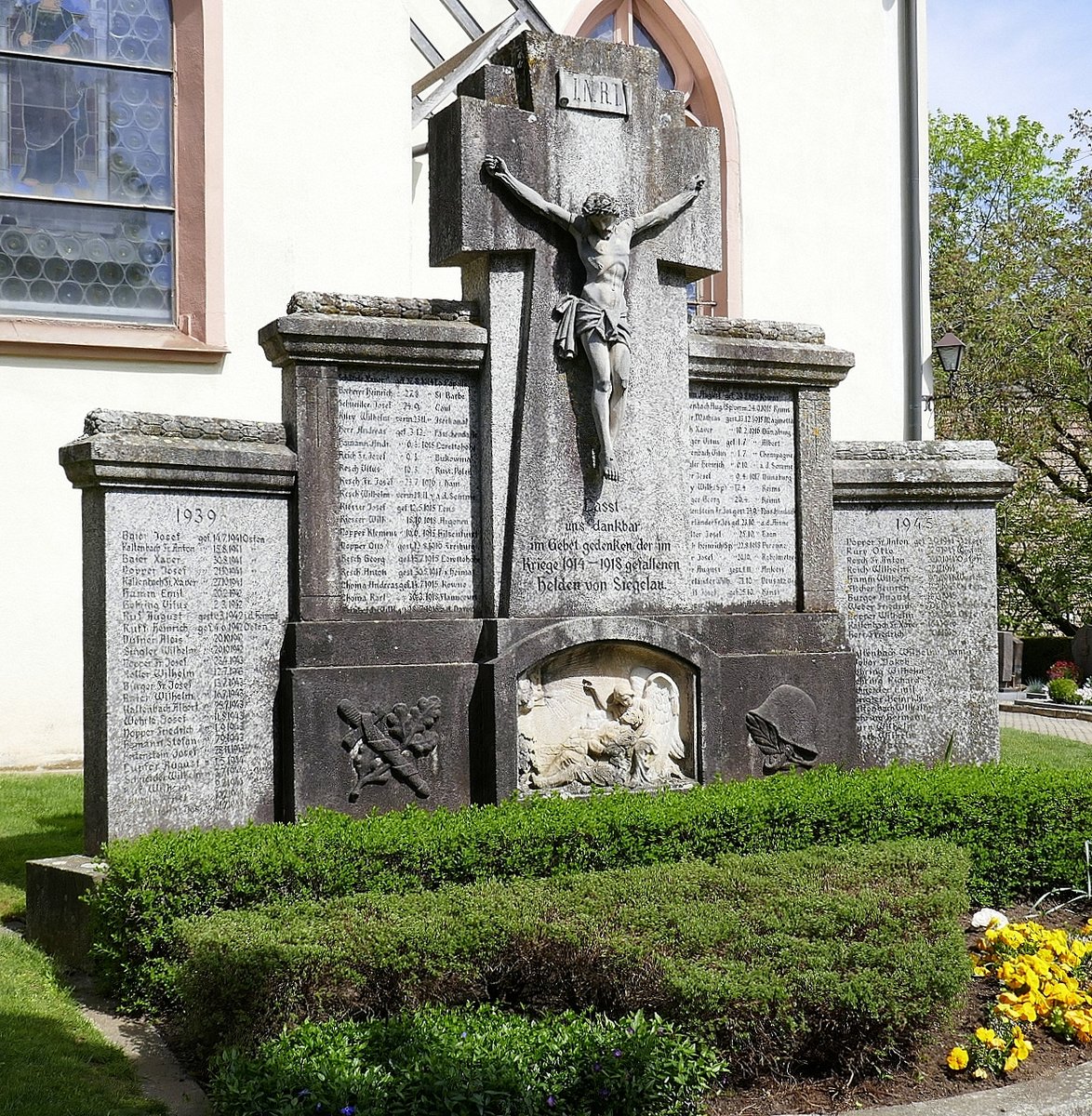 Siegelau, Denkmal fr die Gefallenen der beiden Weltkriege an der Kirche St.Vitus, April 2020