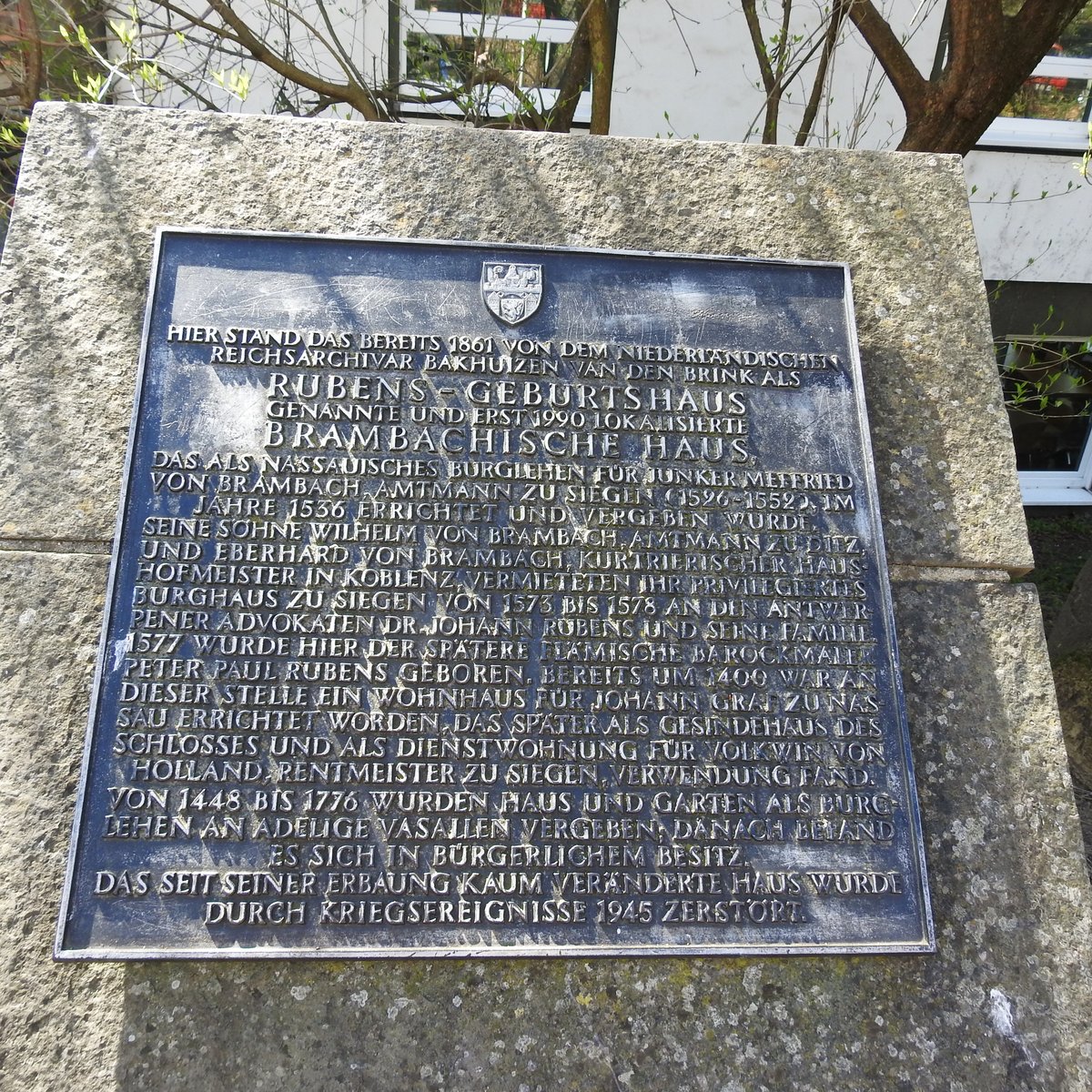 SIEGEN-GEBURTSORT VON PETER PAUL RUBENS
Nur noch eine Gedenktafel vor einem Schulgebude dicht unterhalb des OBEREN SCHLOSSES in Siegen erinnert an das durch
die Kriegsereignisse 1945 vllig zerstrte Geburtshaus des weltberhmten Malers,am 9.4.2017.....