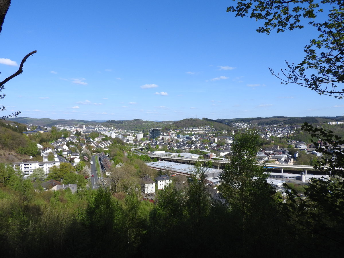 SIEGEN- Zentrum des SIEGERLANDES und RUBENSSTADT-
Peter Paul RUBENS,weltberhmter Maler,erblickte hier das Licht der Welt.
Mit ber 100.000 Einwohnern ist sie mittlerweile Kreisstadt von SIEGEN/WITTGENSTEIN
und von einem der 8 Hgel im Stadtgebiet,dem Fischbacherberg,hat man
einen fantastischen Blick ber das Stadtzentrum,hier am 5.5.2016