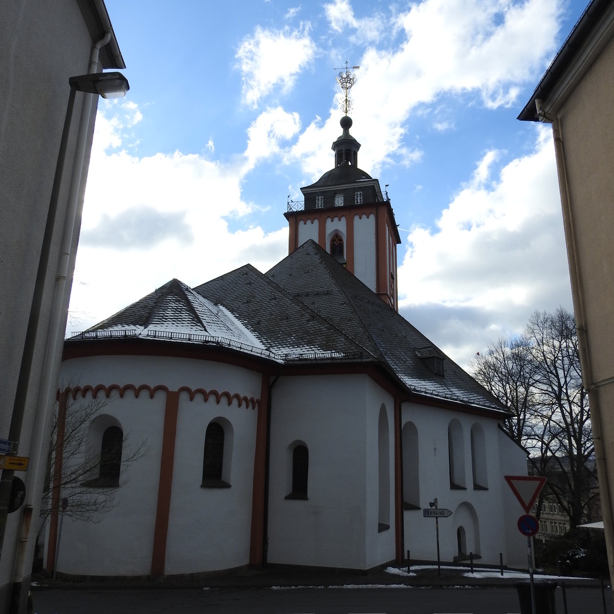 SIEGEN/SIEGERLAND-EV. NIKOLAIKIRCHE MIT KRNCHEN
Am 13.2.2018 zeigt sich die NIKOLAIKIRCHE,ein auf das 13. Jahrhundert zurckgehendes Kirchengebude
mit sechseckigem Grundriss und dem Wahrzeichen der Stadt,einer geschmiedeten und vergoldeten
Krone mit ber zwei Meter Durchmesser auf der Spitze,bei herrlichem Winterwetter.....