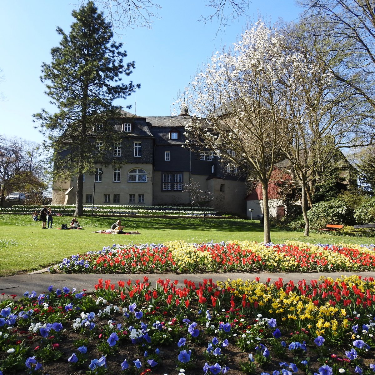 SIEGEN/SIEGERLAND-OBERES SCHLOSS
Eine Oase der Ruhe ist gerade im Frhjahr mit den blhenden Blumenrabatten der Schlosspark auf der Rckseite des
OBEREN SCHLOSSES,auf dem 307 Meter hohen Schlossberg hoch ber der Stadt gelegen,hier am 4.4.2017