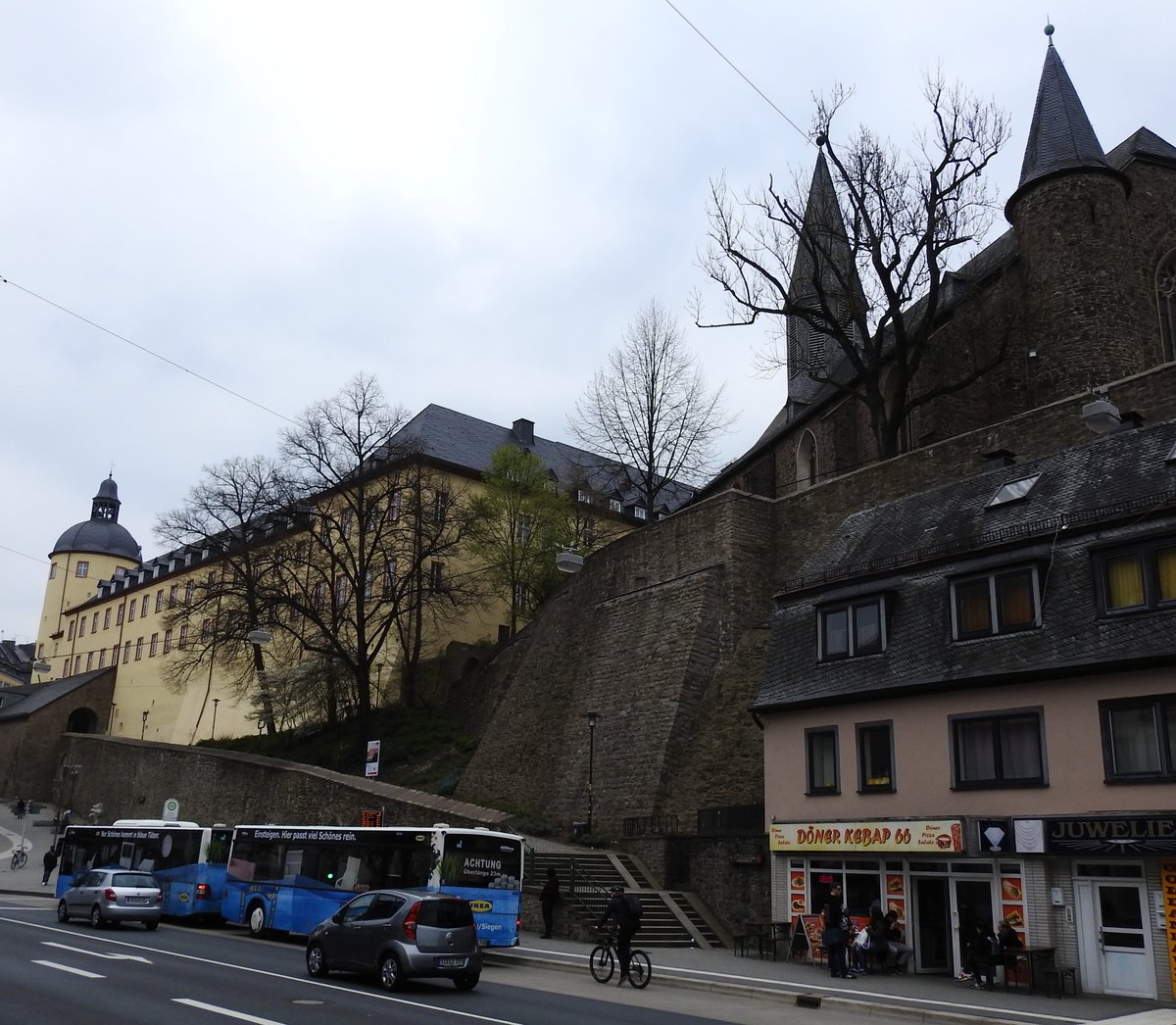 SIEGEN/SIEGERLAND-UNTERES SCHLOSS
ber wuchtigen Stadtmauern erhebt sich das UNTERE SCHLOSS,Ende des 17. Jahrhunderts enstanden diente es der
evangelischen Linie des Hauses Nassau-Siegen als Residenz.
Am linken Ende begrenzt durch den DICKEN TURM mit einem Glockenspiel in der Turmspitze,rechts auen die
MARTINIKIRCHE,in dieser Form seit dem 16. Jhdt. bestehend und ltester noch erhaltener Sakralbau der Stadt-
hier am 7.4.2017....