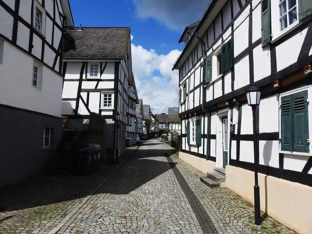 SIEGERLNDER FACHWERKSTRASSE IN FREUDENBERG
Bildschne gepflasterte Altstadt-Strae in Freudenberg/Siegerland...am 30.4.2019