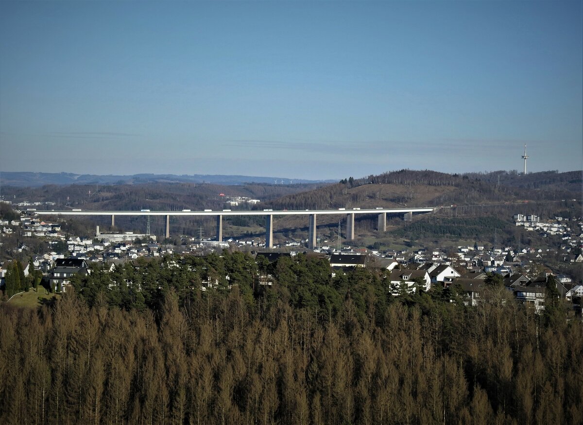 SIEGERLAND/SIEGTAL MIT NIEDERSCHELDEN/EISERFELD UND A-45 AUTOBAHNBRCKE
Am 2.3.22 fllt von einem abgeholzten Bergrcken hoch ber NIEDERSCHELDEN der Blick ins SIEGTAL mit den Stdten NIEDERSCHELDEN/EISERFELD und der 1964-69
erbauten Autobahnbrcke der A45,der zweitgrten in NRW.....
