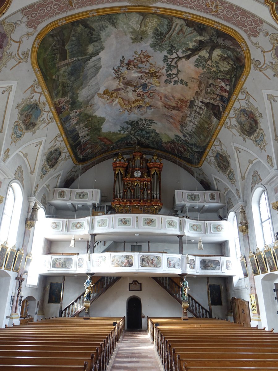 Siegsdorf, Orgelempore und Deckengemlde in der Pfarrkirche Mariae Empfngnis (27.02.2017)