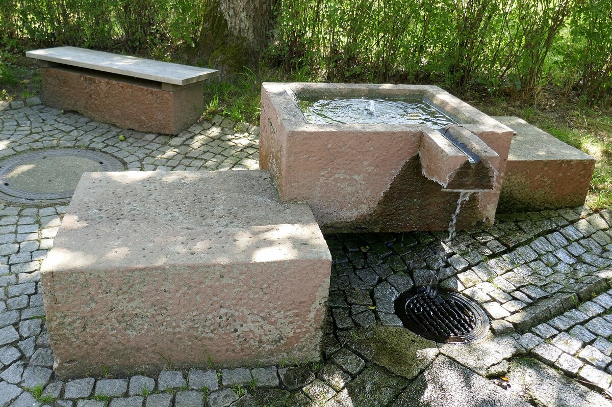 Siensbach, Brunnen neben der Kapelle Talbachstrae, Juli 2022