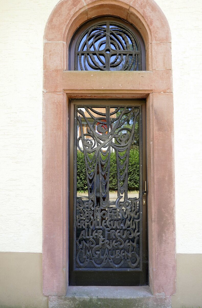 Siensbach, kunstvoll gestaltete Eingangstr und Fenster an der kleinen Kapelle Talbachstrae, Juli 2022