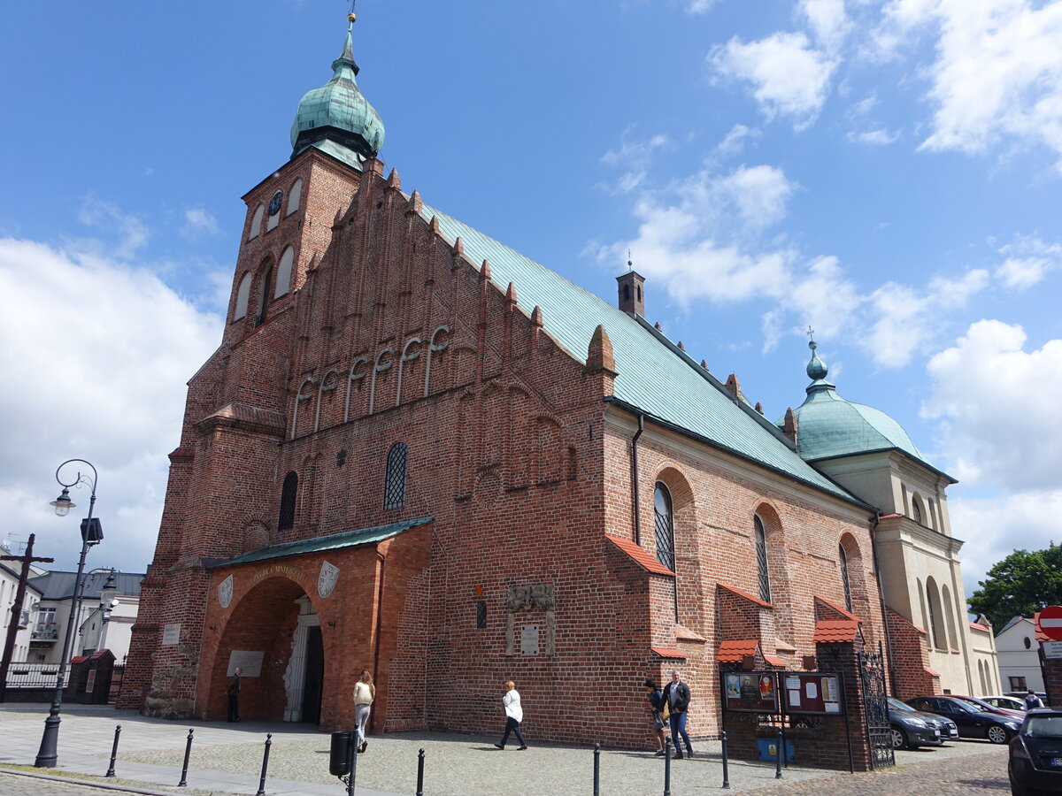 Sieradz, Pfarrkirche Allerheiligen, sptgotische Hallenkirche, erbaut um 1370, Kirchturm von 1585 (13.06.2021)