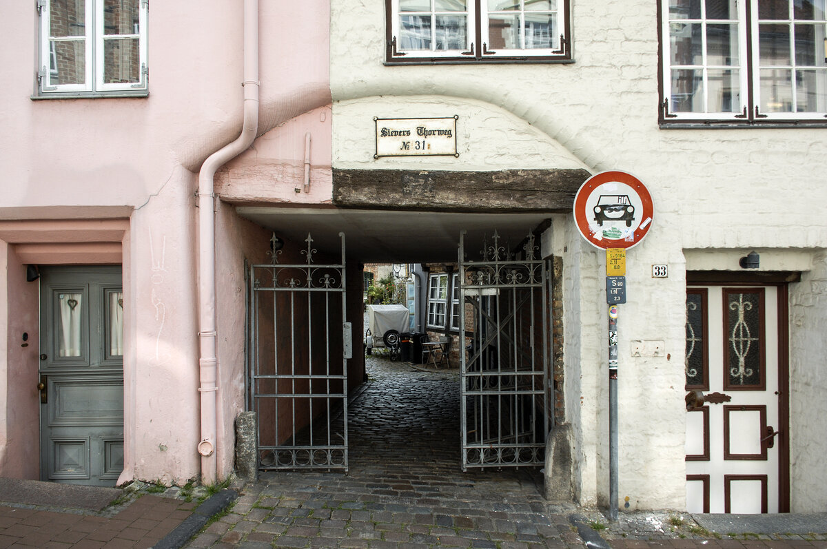 Sievers Thorweg, Engelsgrube 31 in der Lbecker Altstadt. Die meisten der Gnge und Hfe in Lbeck sind frei zugnglich, manche sind in den Nachtstunden mit einem Tor oder einer Tr verschlossen. Aufnahme: 21. August 2021.