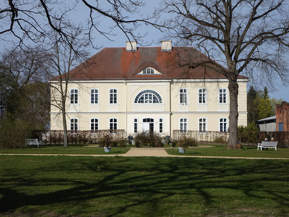 Sieversdorf, Gutshaus, zweigeschossige Putzbau mit Mittelrisalit, erbaut 1689 (05.04.2026)