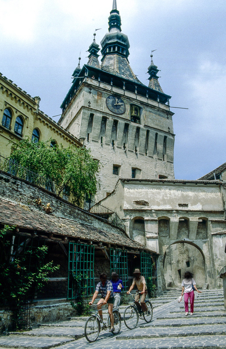 Sighișoara - Altstadt mit dem Standturm. Bild vom Dia. Aufnahme: Juli 2001.
