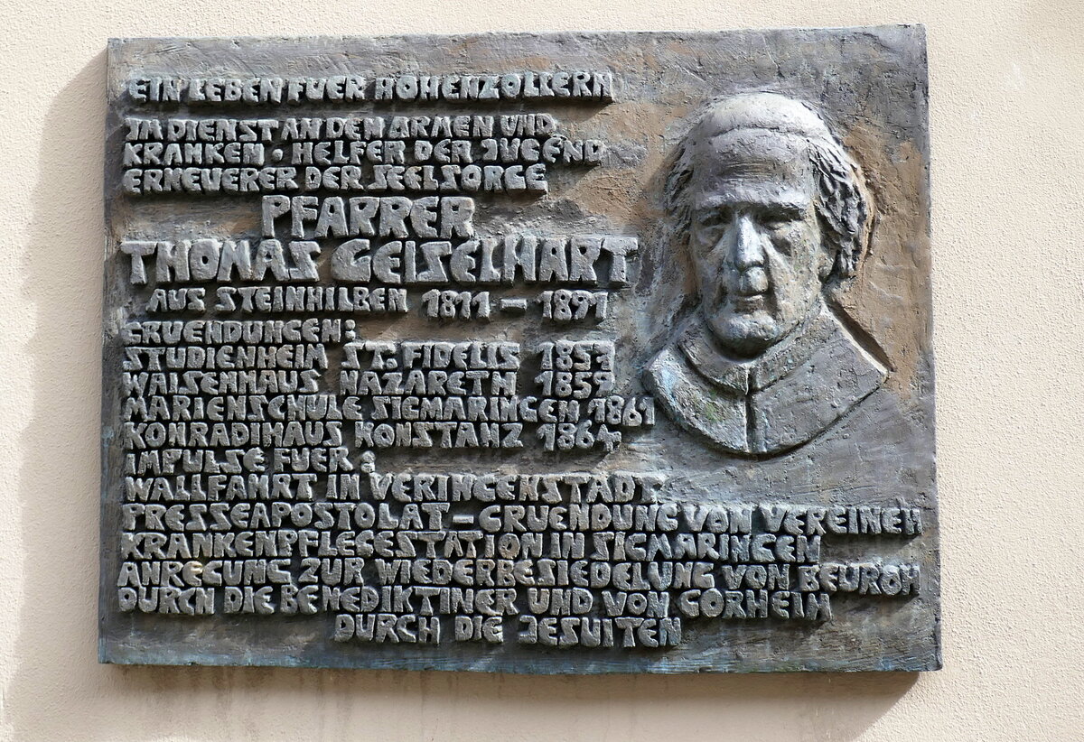 Sigmaringen, Gedenktafel am Fidelis-Haus f�r Pfarrer Thomas Geiselhart (1811-91) und seine Verdienste f�r Hohenzollern, Sept.2026
