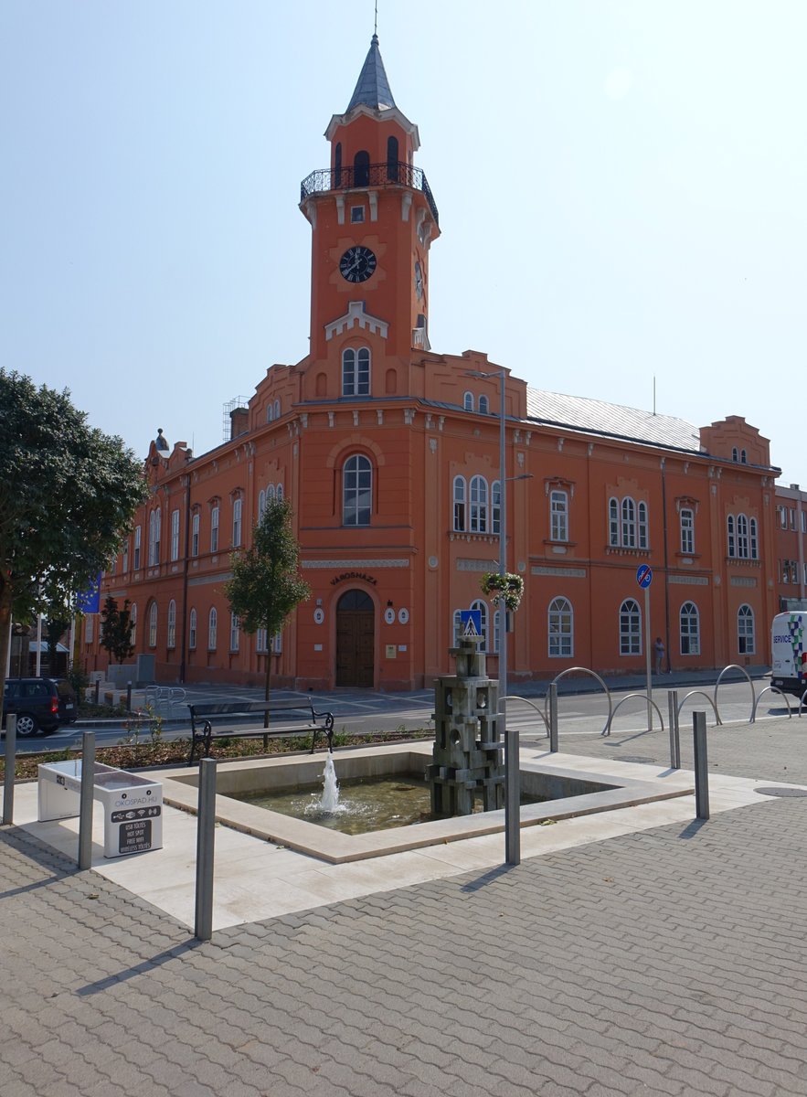 Siklos, altes Rathaus und Brunnen in der Baross Gabor Utca (31.08.2018)