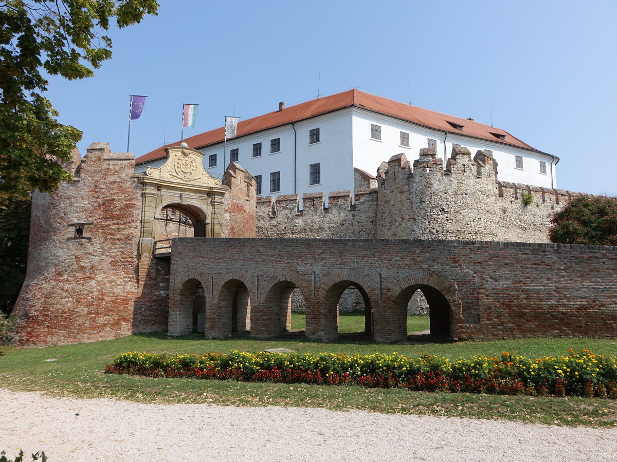 Siklos, Burg am Fu des Villanyi Hhenzug, erbaut im 14. Jahrhundert (31.08.2018)