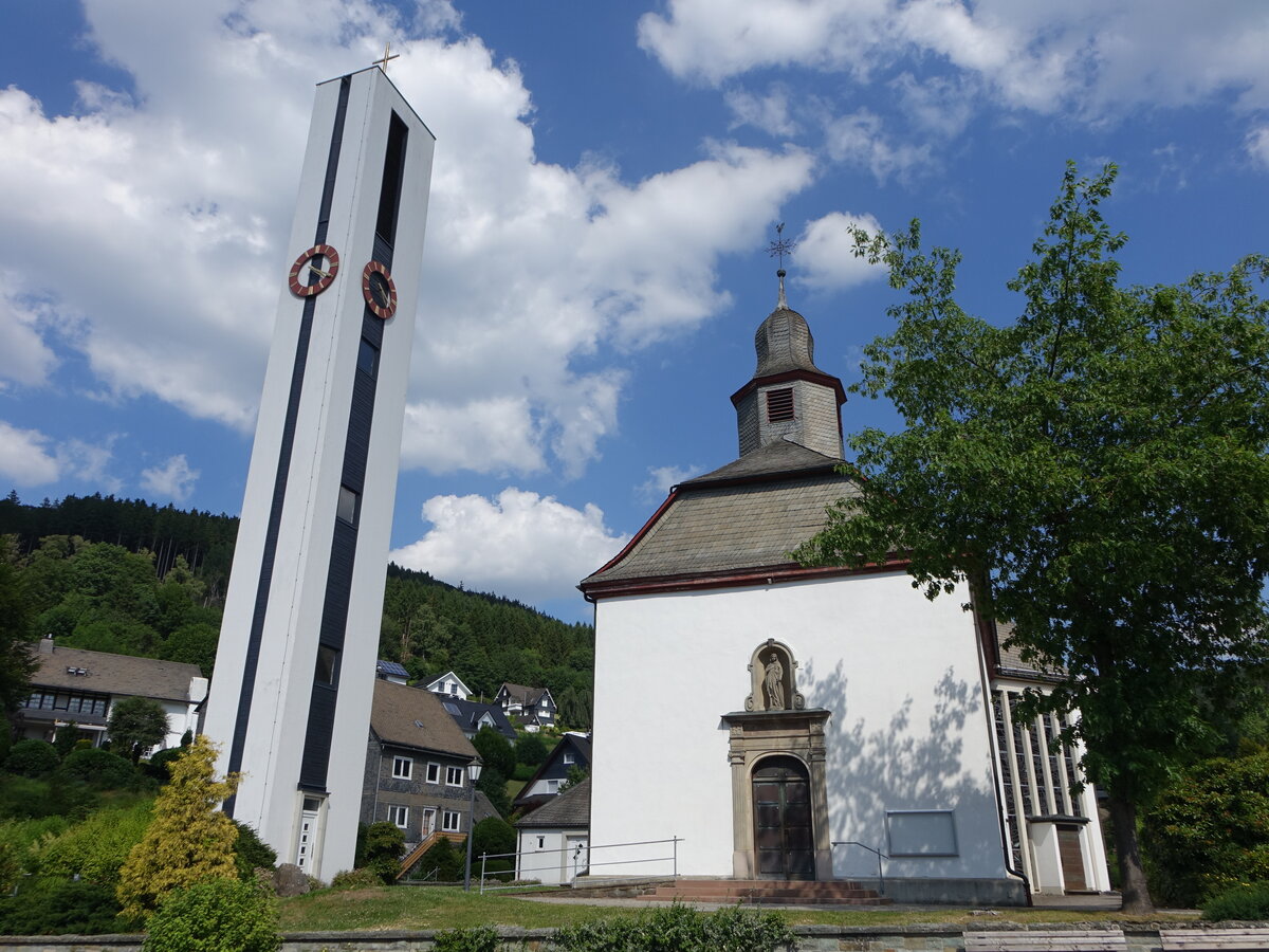 Silbach, Pfarrkirche St. Luzia und Willibrord, erbaut 1809, Kirchturm und moderner Anbau erbaut 1964 (25.06.2026)