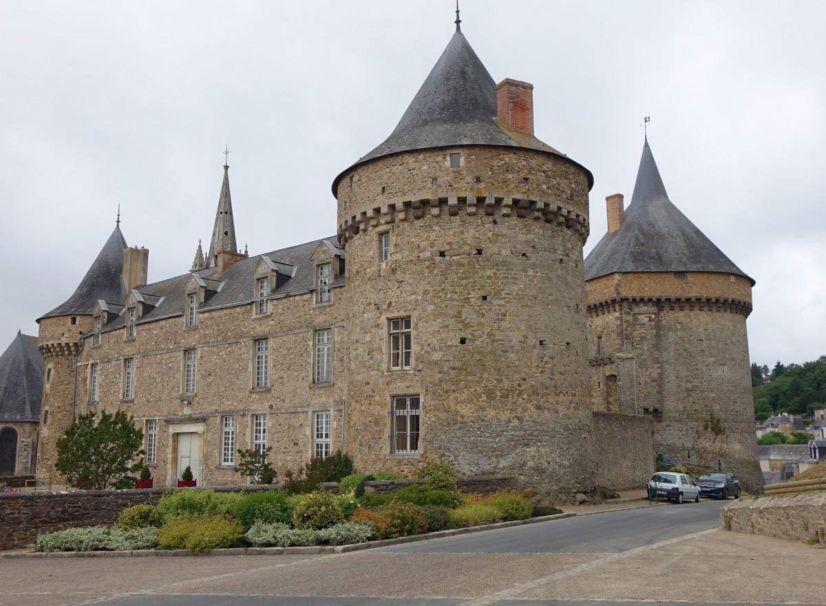Sill-le-Guillaume, Chateau, erbaut im 11. Jahrhundert von Baron Sille-le-Guillaume, 
Schloss mit 4 Trmen und Dungeon (17.07.2015)