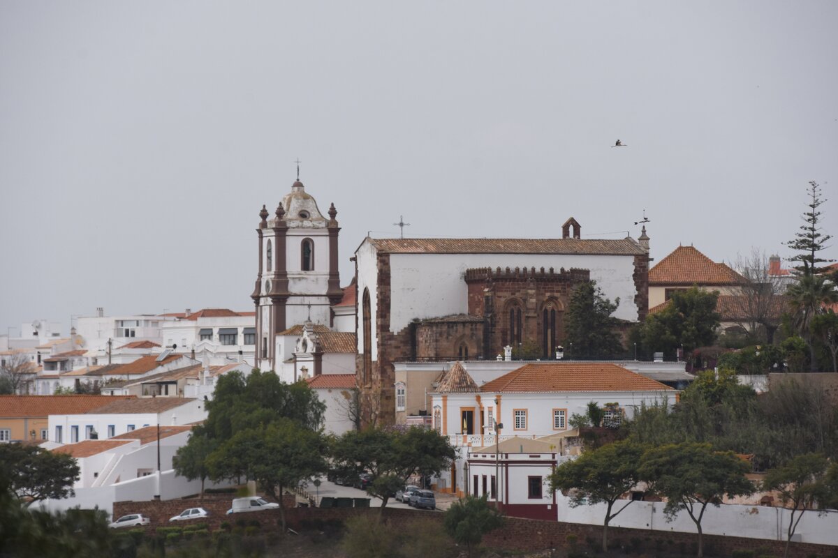 SILVES, 17.03.2022, Blick vom Aussichtspunkt an der N-269 auf die ehemalige Kathedrale