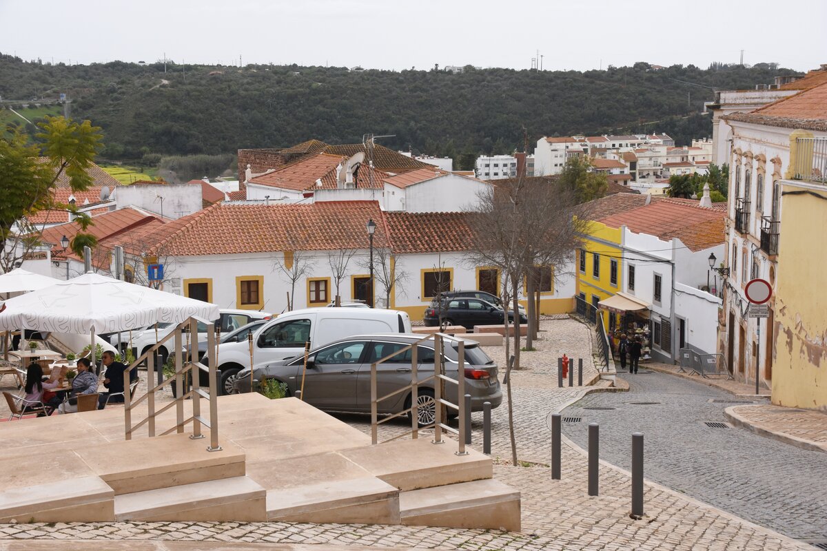 SILVES, 17.03.2022, Blick von den Stufen der ehemaligen Kathedrale die Rua da S hinunter