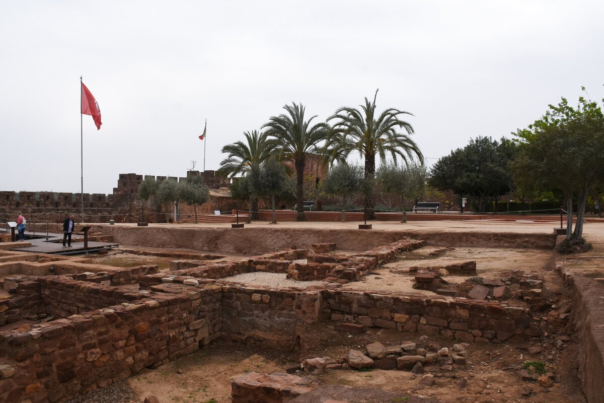 SILVES, 17.03.2022, im Burghof; Ausgrabungsgelnde