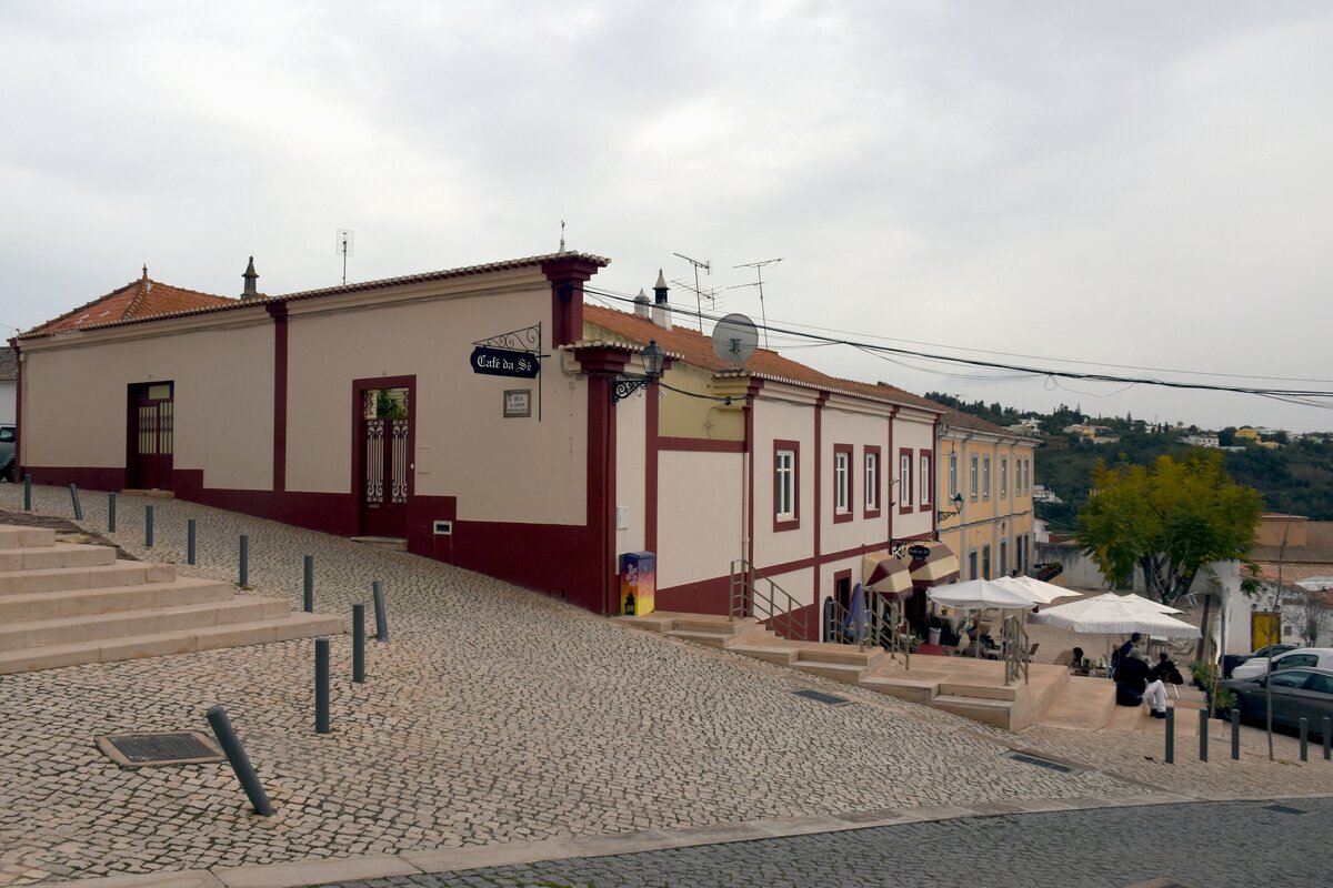 SILVES, 17.03.2022, ein Caf unterhalb der ehemaligen Kathedrale in der Rua da S