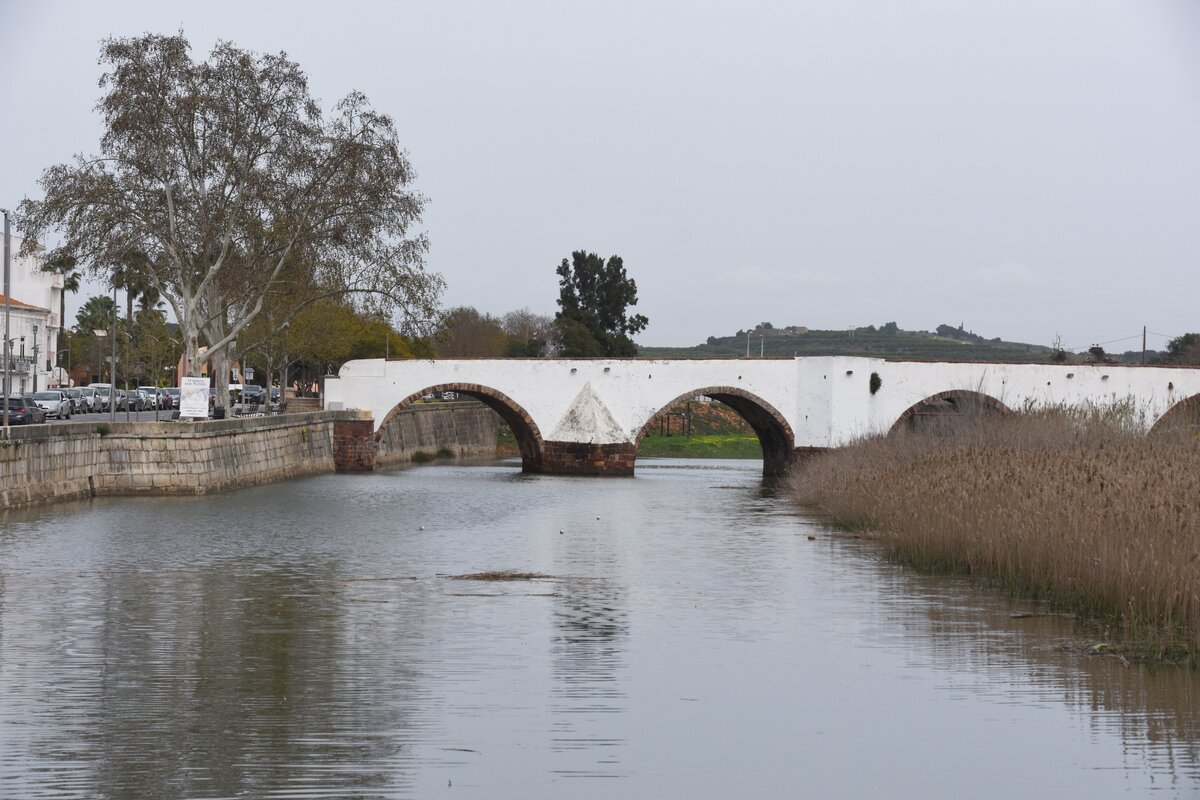 SILVES, 17.03.2022, Rio Arade mit rmischer Brcke