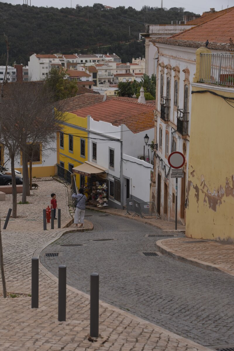 SILVES, 17.03.2022, die Rua da S hinunter in den Ort