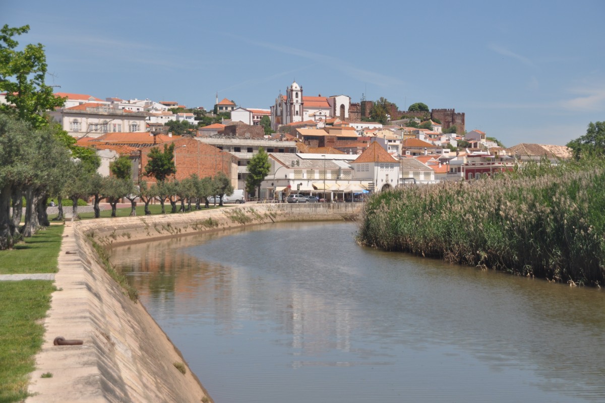 SILVES (Concelho de Silves), 08.05.2014, Rio Arade mit Stadtblick