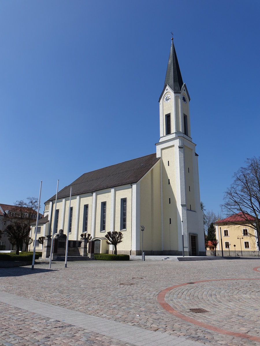 Simbach am Inn, Katholische Pfarrkirche St. Mari Empfngnis, neugotischer basilikaler Backsteinbau, von 1859 bis 1863 erbaut von Architekt Leonhard Schmidtner. Erweiterung und vereinfachender Umbau zur Saalkirche 1956 (09.04.2017)