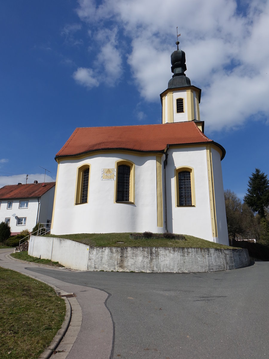 Simbach, die Kirche St. Maria wurde im Jahr 1765 von Martin Plnkl nach Plnen des Eichsttter Hofbildhauers und Stuckateurs Johann Jakob Berg erbaut. Dem barocken Zentralbau ist ein nach Osten gerichteter Chor angefgt. Es handelt sich dabei um einen Saalbau mit segmentbogig ausgreifenden Lngsseiten, eingezogener, stichbogig schlieender Apsis, Pilasterportal und einem Flankenturm mit Glockenhaube und Zwiebel (26.03.2017)