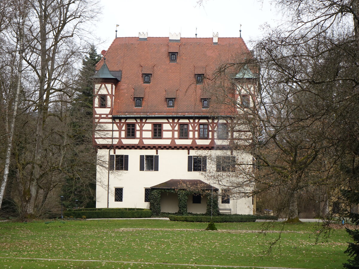 Simmelsdorf, Tucher Schloss, dreigeschossiger Sandsteinquaderbau mit Halbwalmdach, erbaut im 14. Jahrhundert, gotisierende Umgestaltung von Leonhard Schmidtner von 1845 bis 1848 (27.03.2016)